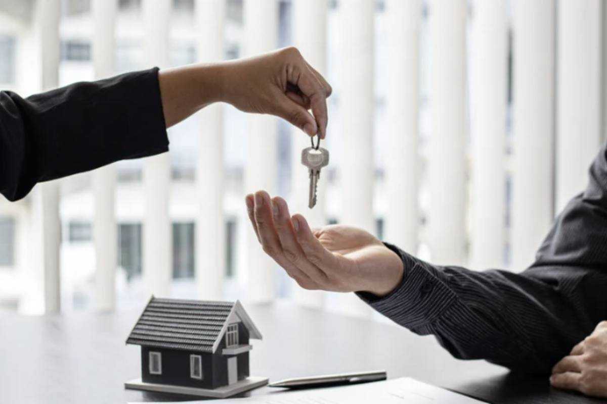 Spesso l’inquilino è tentato di sospendere o ridurre il pagamento del canone in presenza di muffa, ma la giurisprudenza è tradizionalmente severa in merito