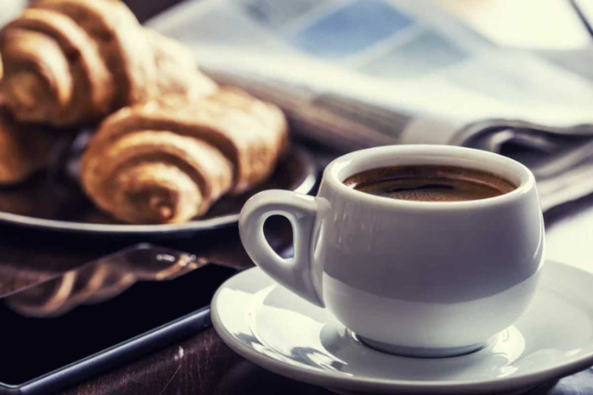 Aiuta a dimagrire? In parte. La caffeina stimola la termogenesi e la lipolisi, aumentando leggermente il dispendio energetico