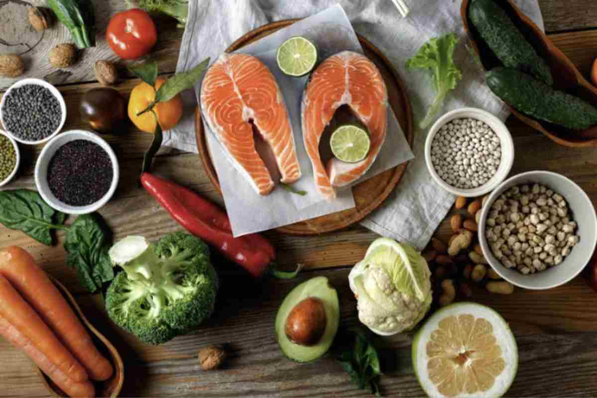 Cibo Per massimizzare i benefici cognitivi è fondamentale adottare un’alimentazione varia e bilanciata, basata su un consumo regolare e moderato