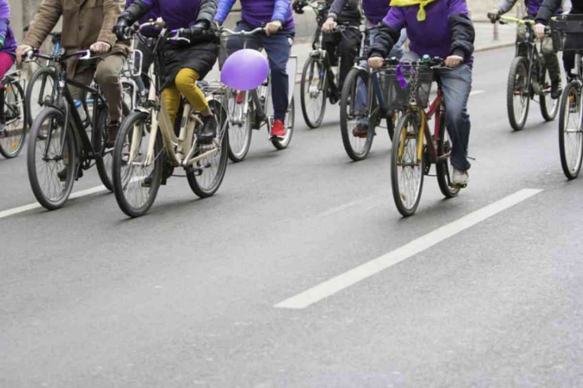 Ciclista Le modifiche al Codice della Strada impongono agli automobilisti di mantenere una distanza laterale di almeno 1,5 metri durante il sorpasso