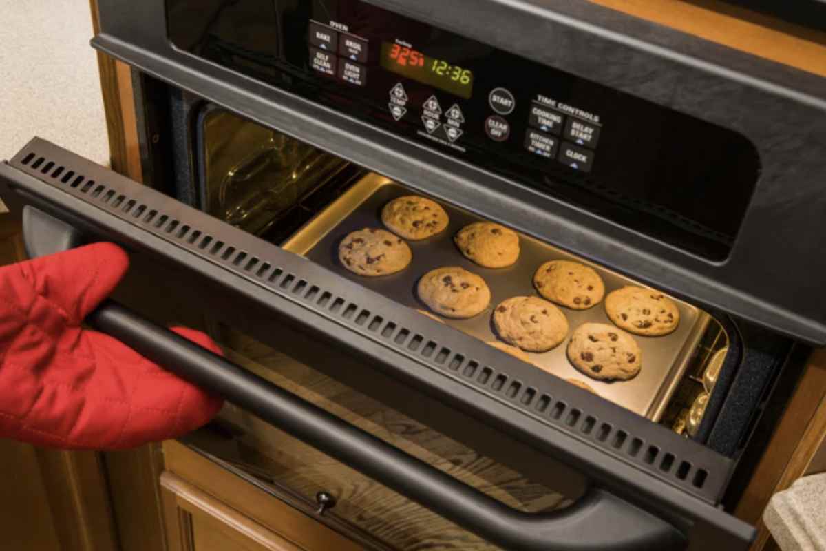 Forno pesce Il pesce è un alimento delicatissimo che richiede attenzione particolare, sia in forno sia in padella. Tra gli errori più diffusi spiccano