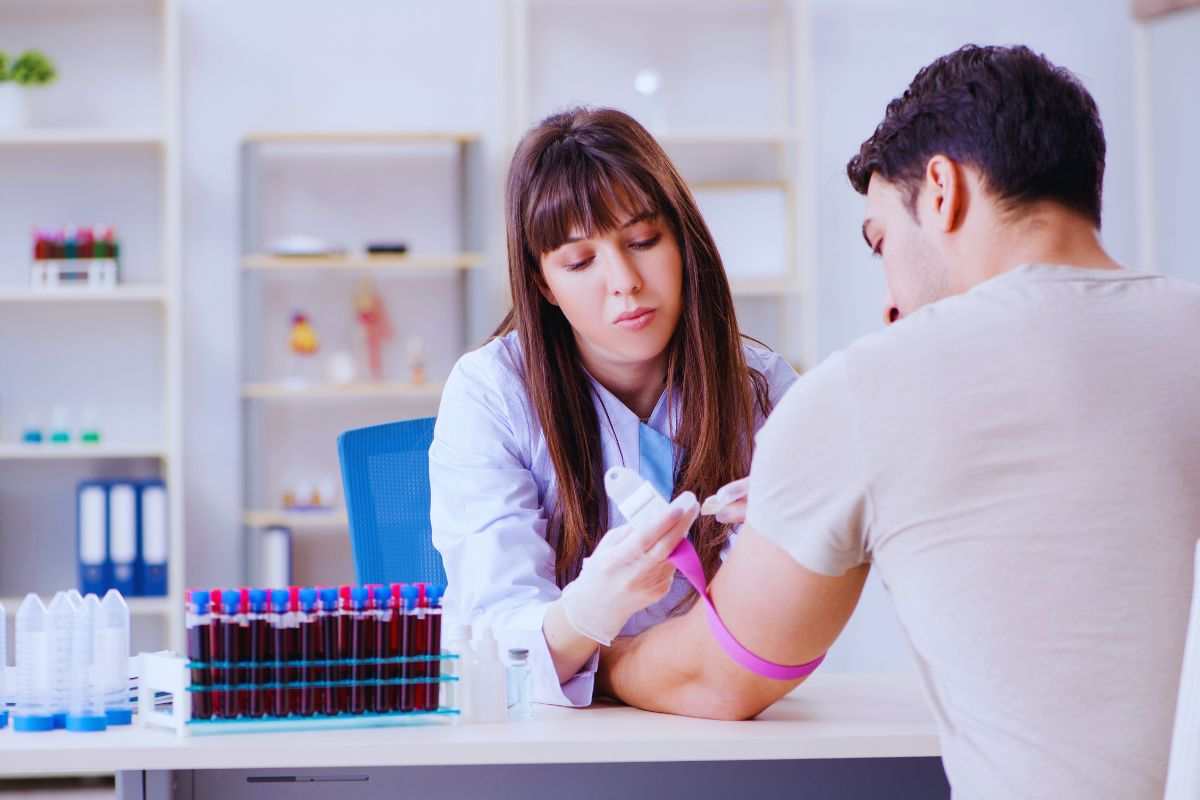 analisi sangue uomo infermiera come capire se si ha carenza di ferro