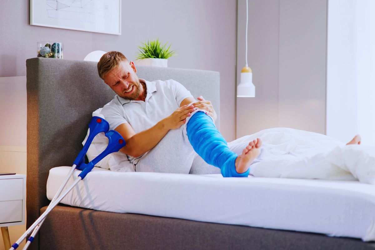 frattur gamba uomo come riparare le fratture con l'innovativo adesivo