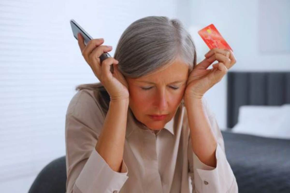 donna telefono carta credito truffe telefoniche con l'ai