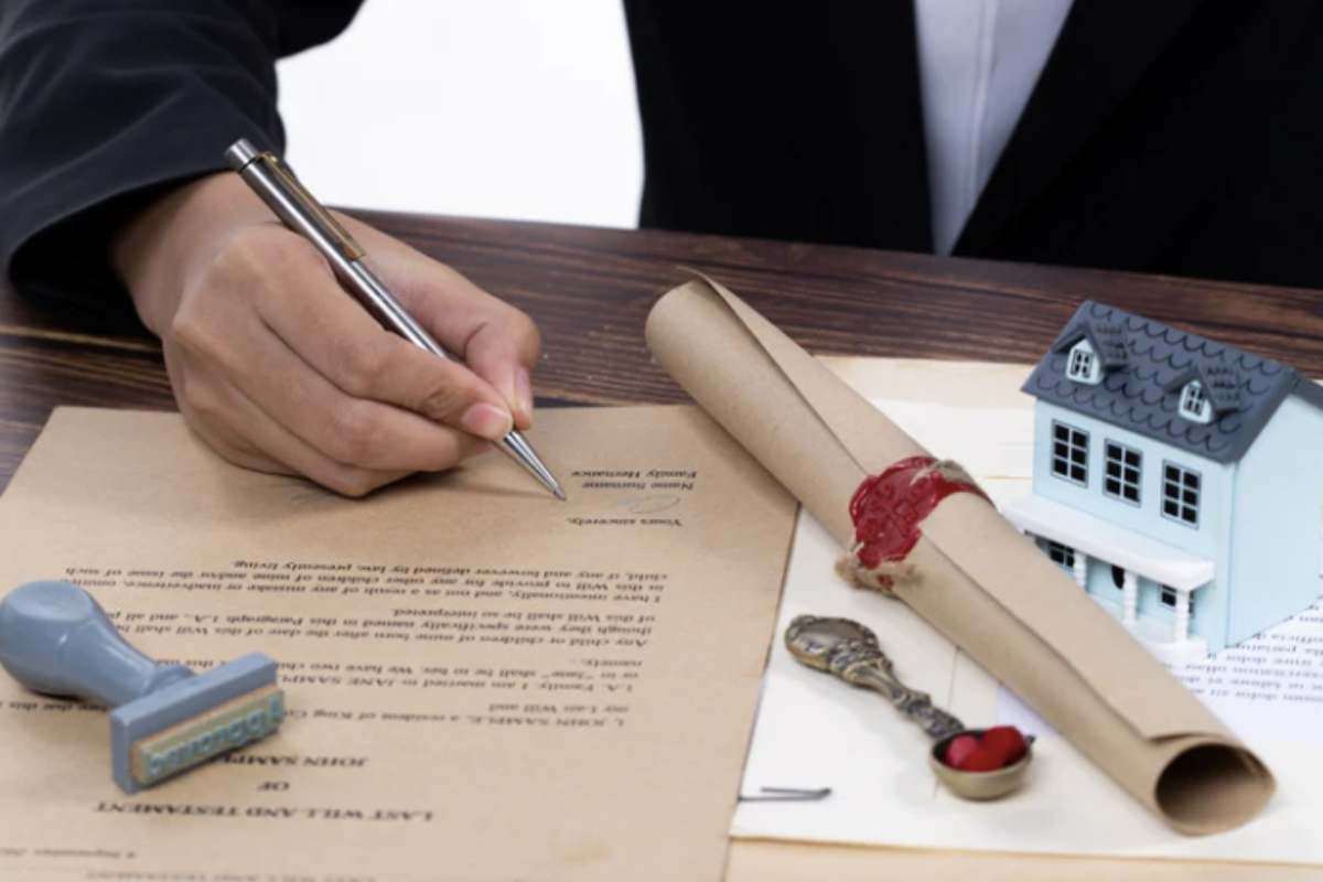 Un tema spesso poco chiaro agli eredi riguarda l’obbligo di pagare una tassa “nascosta” al momento della vendita di un immobile ricevuto in eredità,