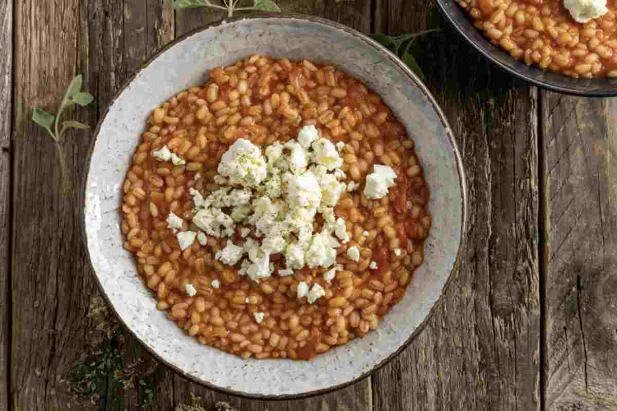 Una porzione di questo risotto apporta circa 297 calorie, con 9 grammi di grassi totali di cui solo 2 saturi, 6 grammi di proteine e 50 grammi di carboidrati